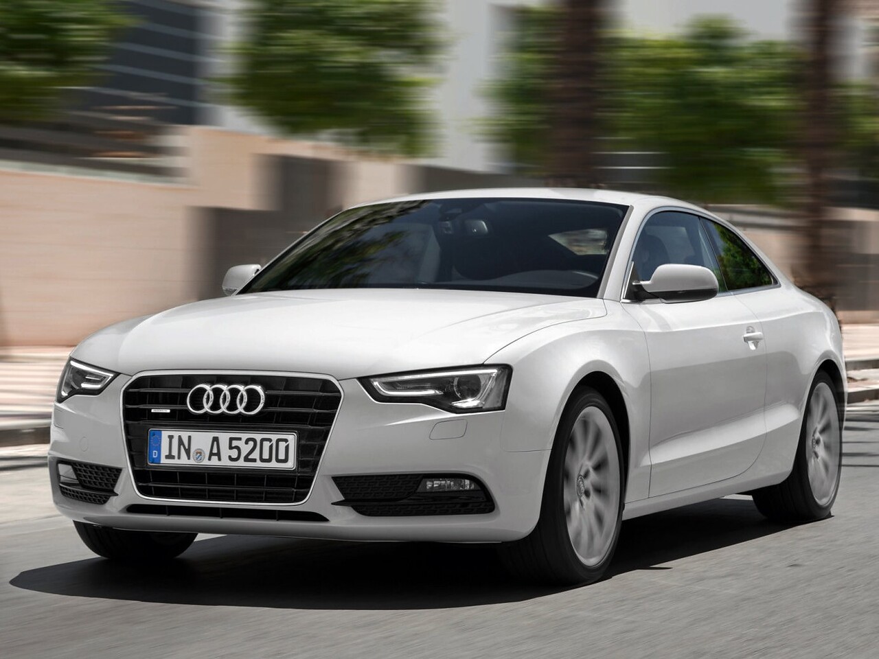 Audi A5 купе 2.0 TFSI AT: вид спереди сбоку