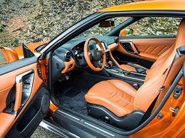 Nissan GT-R 3.8 AT Black Edition: Оранжевый салон через открытую дверь