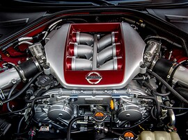 Nissan GT-R 3.8 AT Black Edition: Двигатель с серебристой крышкой в подкапотном пространстве