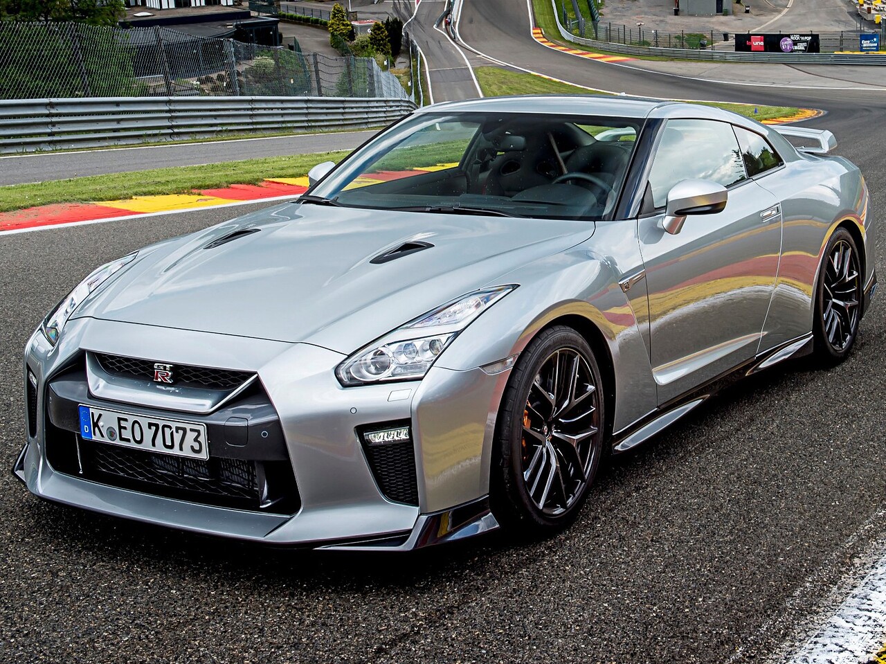 Nissan GT-R 3.8 AT Black Edition: Серебристый спорткар на гоночной трассе