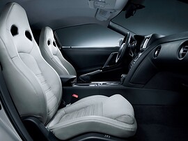 Nissan GT-R (R35 2-й рестайлинг, 2010 - 2012 г.в.): Светло-серые кожаные спортивные сиденья