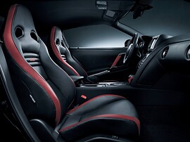 Nissan GT-R (R35 2-й рестайлинг, 2010 - 2012 г.в.): Спортивные сиденья с чёрной кожей и красными вставками