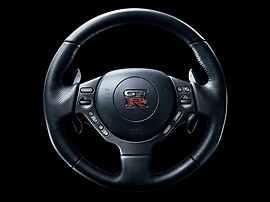 Nissan GT-R (R35 2-й рестайлинг, 2010 - 2012 г.в.): Кожаный мультифункциональный руль