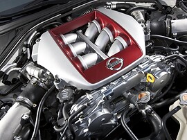 Nissan GT-R (R35 2-й рестайлинг, 2010 - 2012 г.в.): Двигатель с красно-серебристой декоративной крышкой
