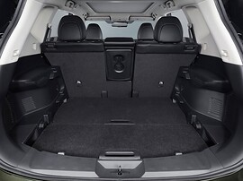 Nissan X-Trail 2.5 AT LE Yandex: Пустой багажник с поднятыми задними сиденьями