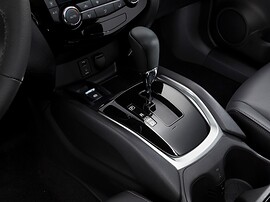 Nissan X-Trail 2.5 AT LE Yandex: Рычаг автоматической коробки на центральной консоли