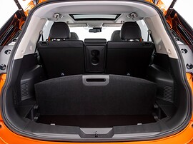 Nissan X-Trail 2.0 4x4 AT SE+ N-Design: Багажник с поднятой перегородкой пола