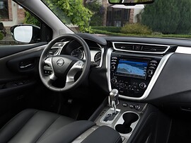 Nissan Murano (III поколение, 2016 - 2022 г.в.): Тёмный салон, вид с угла на передние сиденья