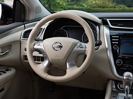 Nissan Murano (III поколение, 2016 - 2022 г.в.): Крупный план руля в светлом салоне