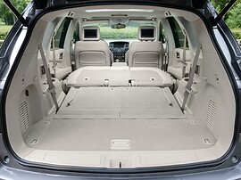 Nissan Pathfinder 3.5 AT High+: Багажник со сложенными сиденьями и экранами на подголовниках