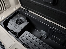 Nissan Pathfinder 3.5 AT High+: Открытый отсек в полу багажника с аудиокомпонентом
