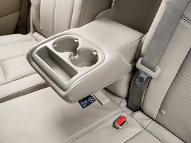 Nissan Pathfinder 3.5 AT High+: Задний подлокотник с подстаканниками