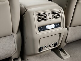 Nissan Pathfinder 3.5 AT High+: Задняя панель консоли с разъёмами и вентиляцией