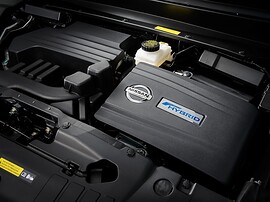 Nissan Pathfinder 3.5 AT High+: Двигатель с надписью на защитном кожухе в моторном отсеке