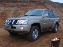 Nissan Patrol: Золотистый внедорожник на каменистом склоне у костра
