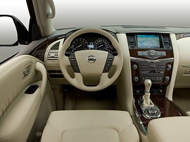 Nissan Patrol (Y62, 2010 - 2014 г.в.): Бежевый салон с деревянной отделкой, вид с места водителя