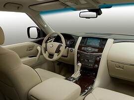 Nissan Patrol (Y62, 2010 - 2014 г.в.): Бежевый салон, вид на панель с угла