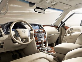 Nissan Patrol (Y62, 2010 - 2014 г.в.): Крупный план руля и приборной панели