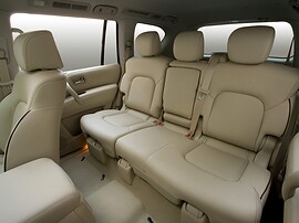 Nissan Patrol (Y62, 2010 - 2014 г.в.): Три ряда бежевых кожаных сидений