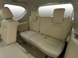 Nissan Patrol (Y62, 2010 - 2014 г.в.): Крупный план третьего ряда сидений