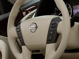 Nissan Patrol (Y62, 2010 - 2014 г.в.): Крупный план руля с кнопками управления
