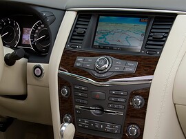Nissan Patrol (Y62, 2010 - 2014 г.в.): Мультимедийный экран с картой на центральной консоли