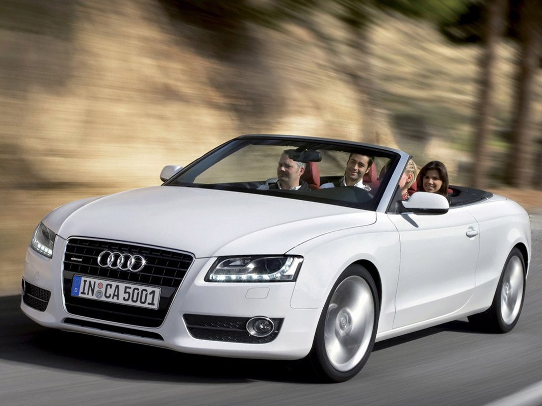 Audi A5 кабриолет 2.0 TFSI AT: вид спереди сбоку в движении