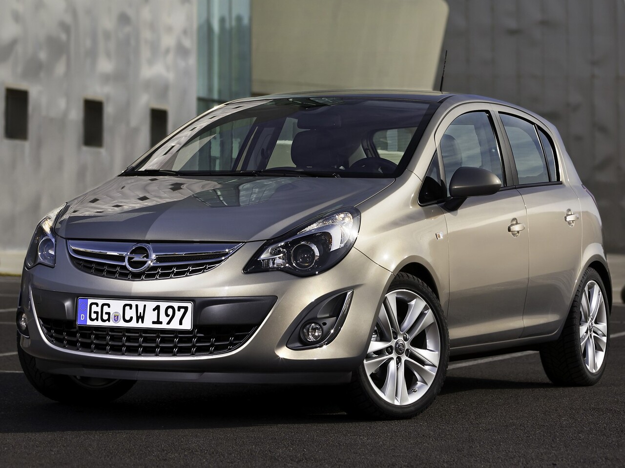 Opel Corsa 5-дв. 1.2 AT Color Edition: Шампань хэтчбек у современного здания