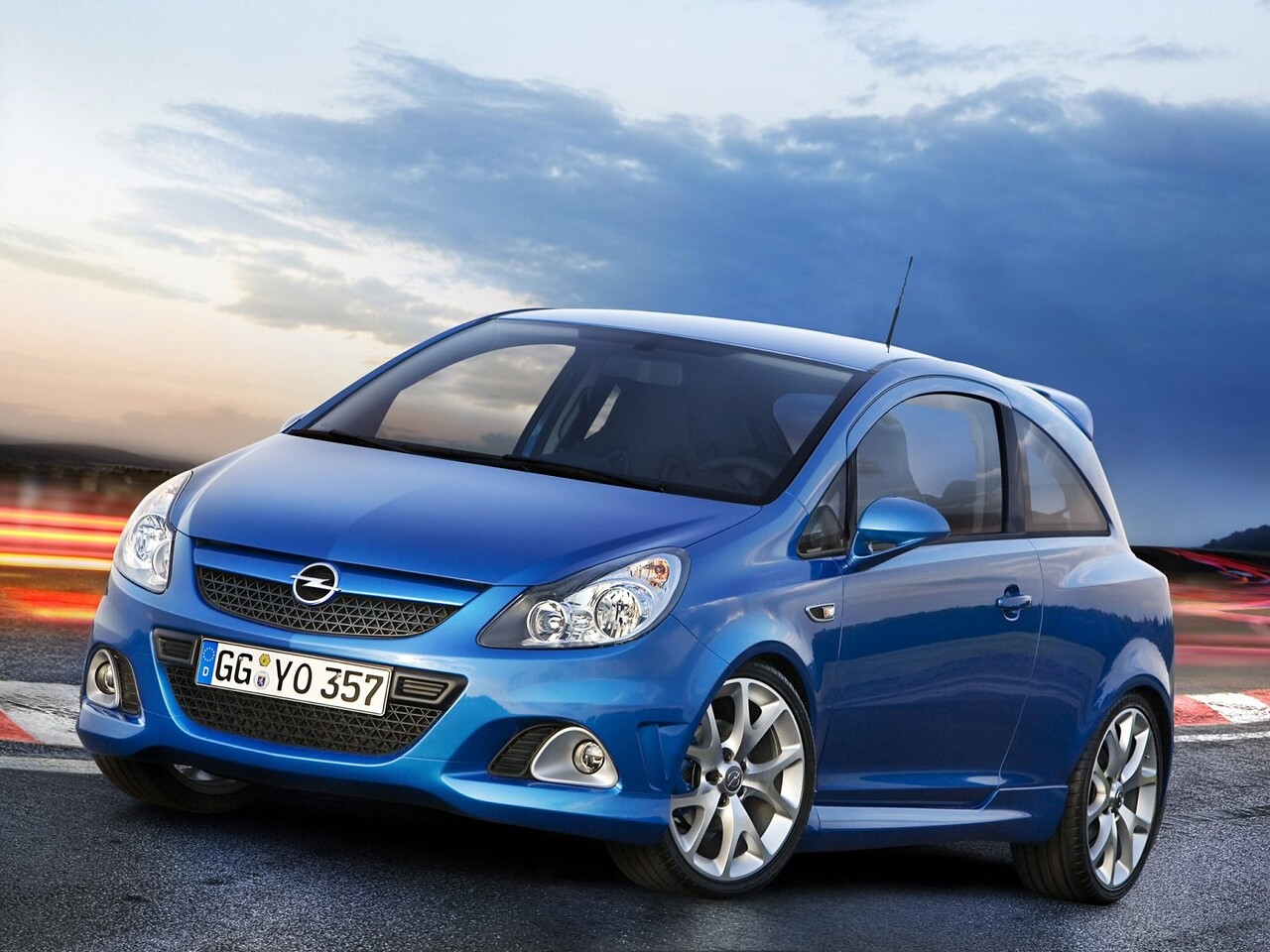 Opel Corsa OPC (D рестайлинг, 2010 - 2013 г.в.): Синий хэтчбек на аэродроме под облачным небом