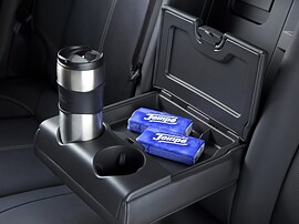 Opel Astra универсал 1.6 MT Essentia: задний подлокотник с подстаканниками