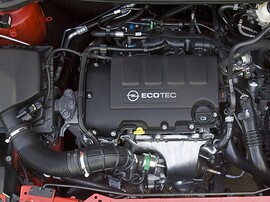 Opel Astra универсал 1.6 MT Essentia: моторный отсек, общий вид
