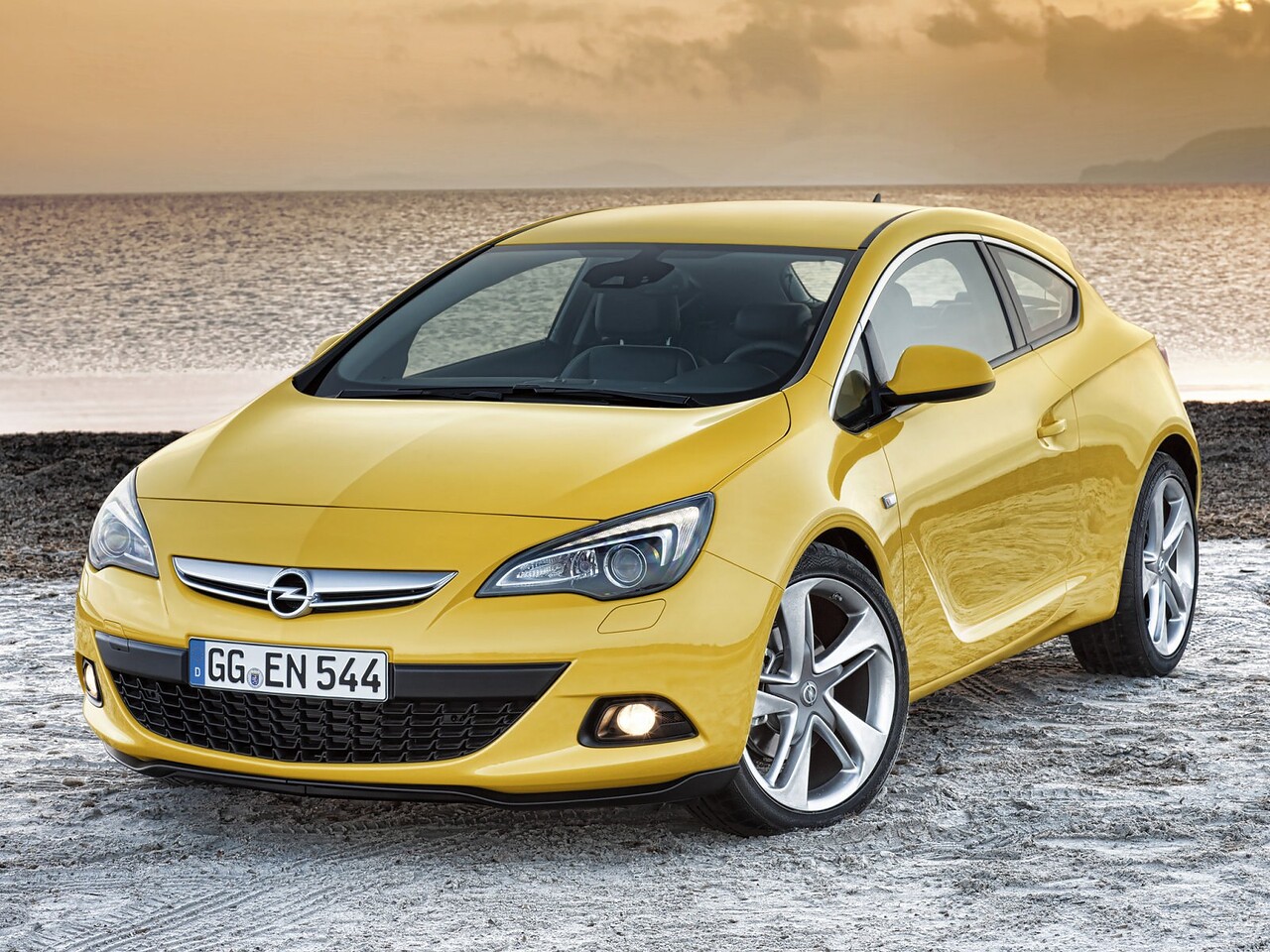 Opel Astra хэтчбек 3-дв. 1.4 Turbo MT Enjoy: вид спереди на прибрежной дороге