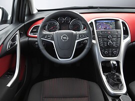 Opel Astra хэтчбек 5-дв. 1.4 MT Essentia: руль и передняя панель с красными акцентами