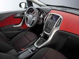 Opel Astra хэтчбек 5-дв. 1.4 MT Essentia: центральная консоль и передняя панель