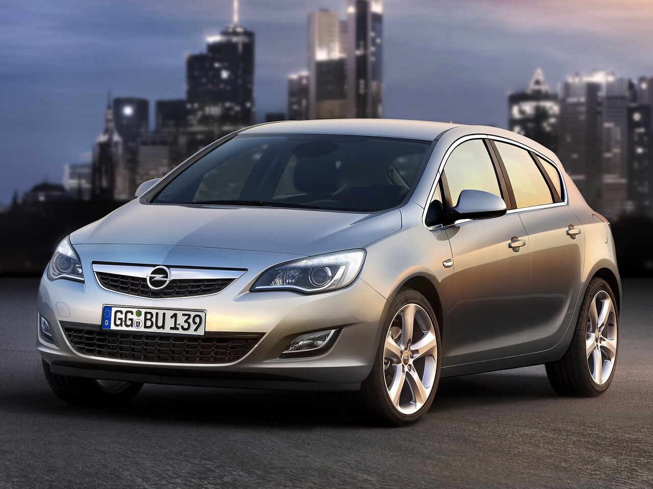 Opel Astra хэтчбек 5-дв. 1.4 MT Essentia: вид спереди в городе в сумерках