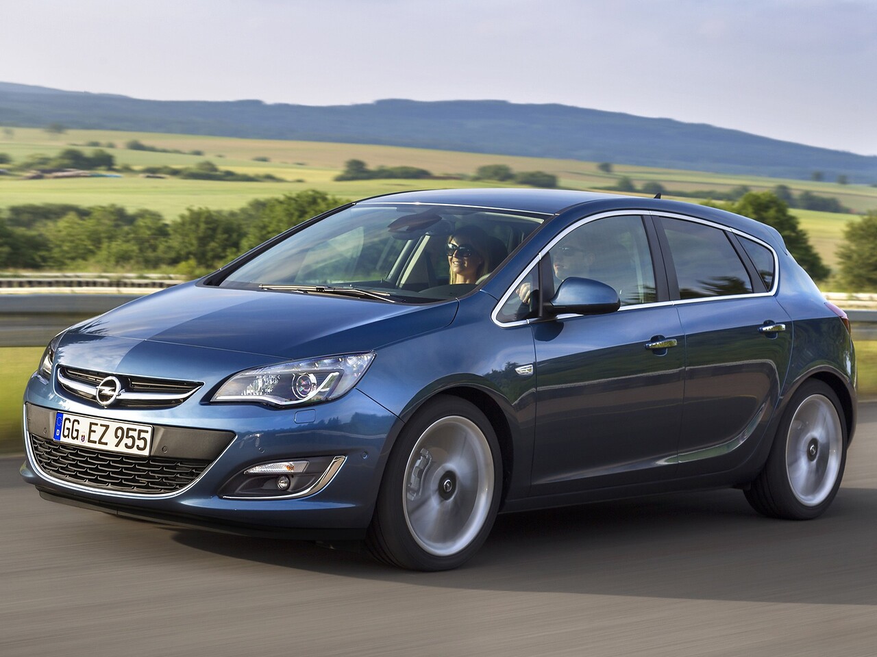 Opel Astra хэтчбек 5-дв. 1.6 MT Enjoy: вид спереди в движении на дороге