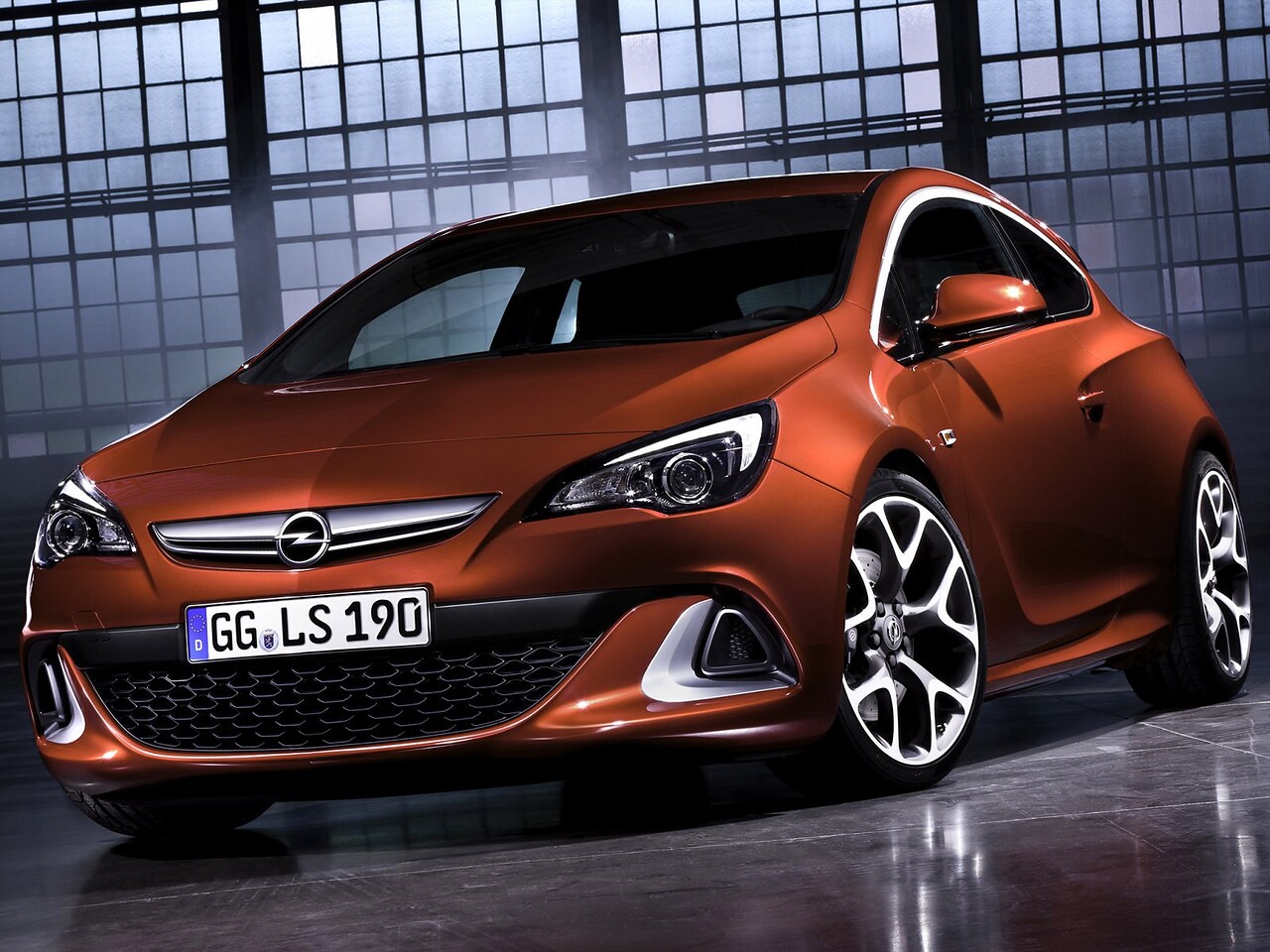 Opel Astra OPC 2.0 Turbo MT: вид спереди и сбоку в студии