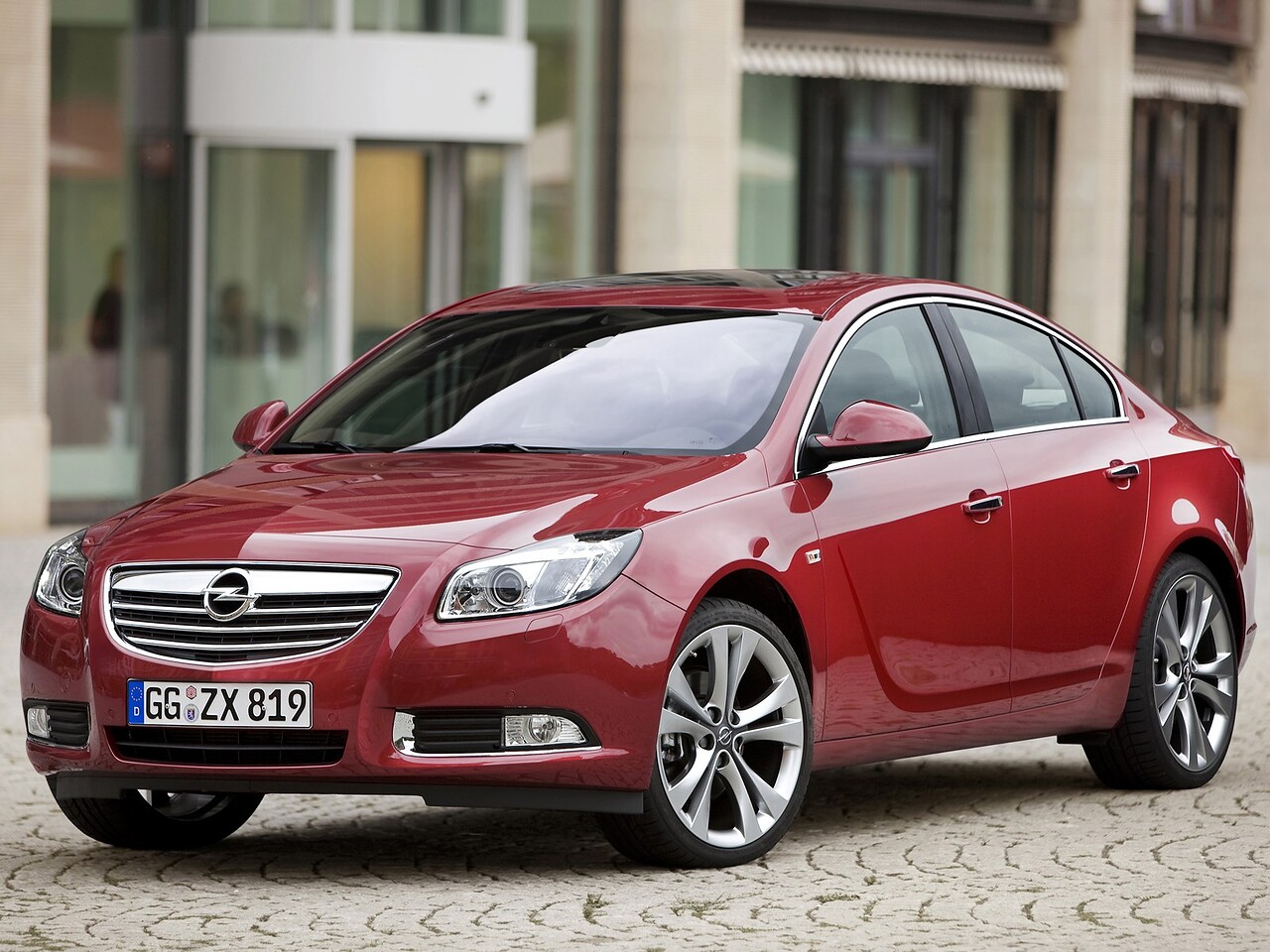 Opel Insignia седан 1.6 MT Essentia: вид спереди и сбоку на брусчатке