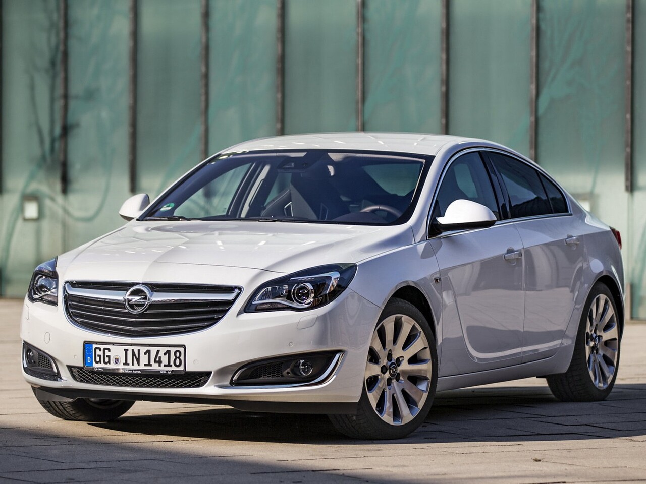Opel Insignia седан (I поколение рестайлинг, 2013 - 2015 г.в.): вид спереди и сбоку в городе