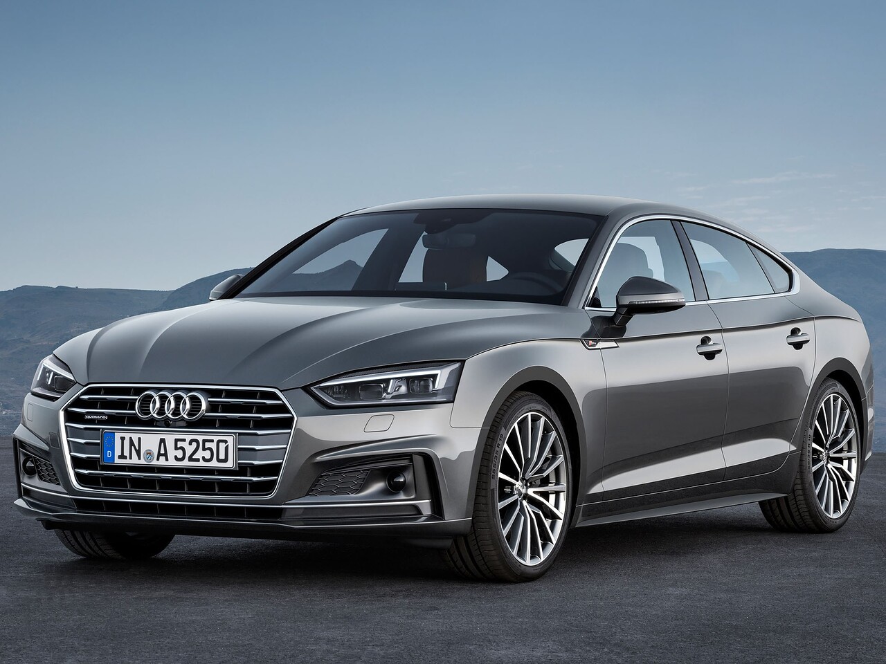 Audi A5 лифтбек (II поколение, 2016 - 2020 г.в.): вид спереди сбоку