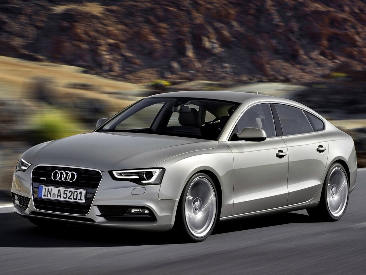 Audi A5 лифтбек (I поколение рестайлинг, 2011 - 2016 г.в.): вид спереди сбоку в движении