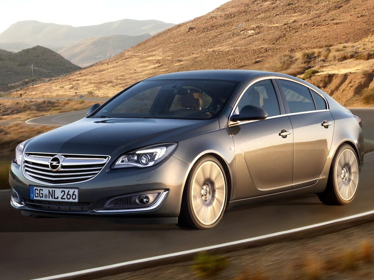 Opel Insignia лифтбек 1.8 MT Elegance: вид спереди в движении на горной дороге