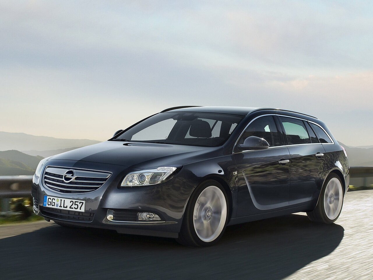 Opel Insignia универсал 1.6 Turbo MT Cosmo: вид спереди в движении
