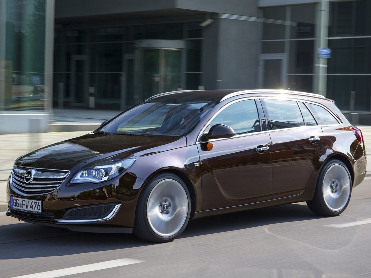 Opel Insignia универсал (I поколение рестайлинг, 2013 - 2015 г.в.): вид спереди в движении в городе