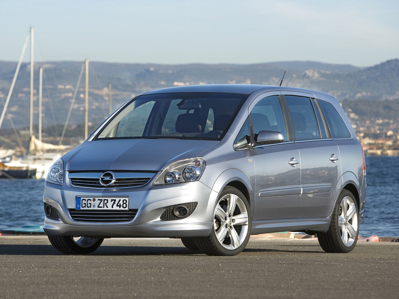 Opel Zafira 1.8 AT Enjoy: вид спереди и сбоку у гавани