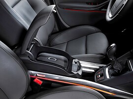 Opel Zafira 1.4 Turbo AT Cosmo: подлокотник с отсеком для хранения
