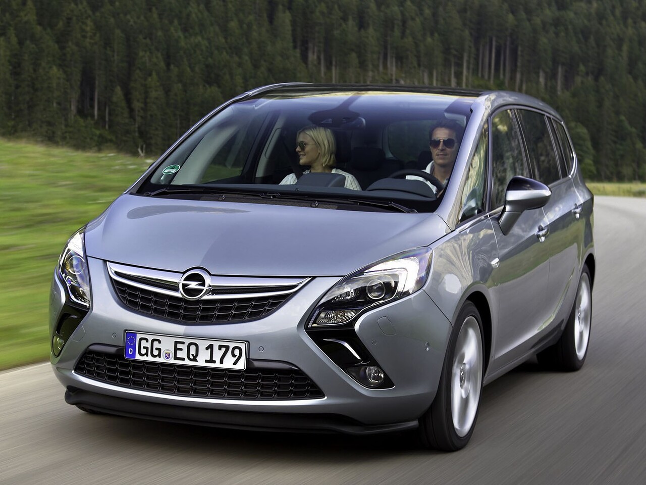 Opel Zafira 1.4 Turbo AT Cosmo: вид спереди в движении