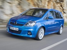 Opel Zafira OPC: вид спереди в движении