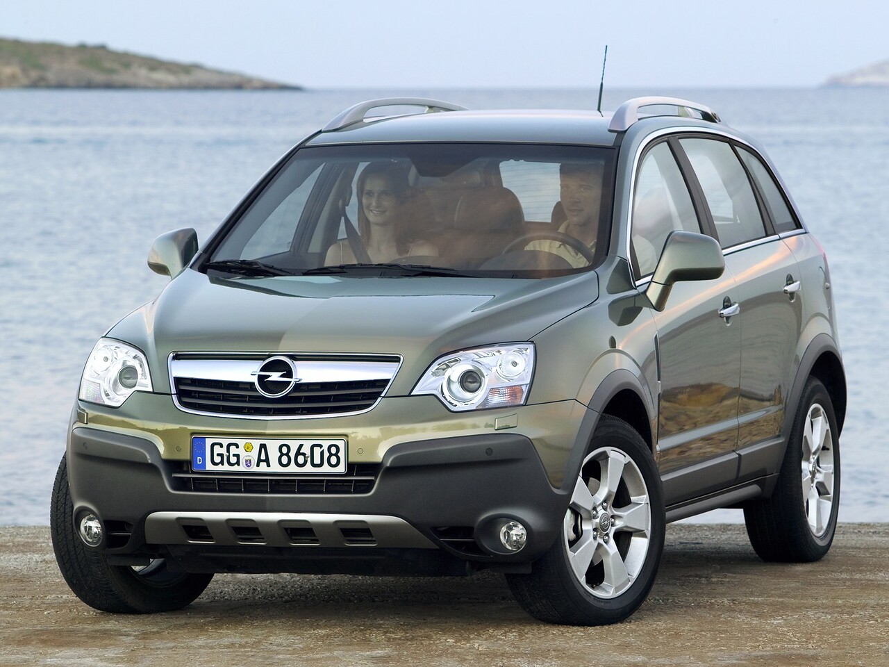 Opel Antara (I поколение, 2006 - 2011 г.в.): вид спереди у воды