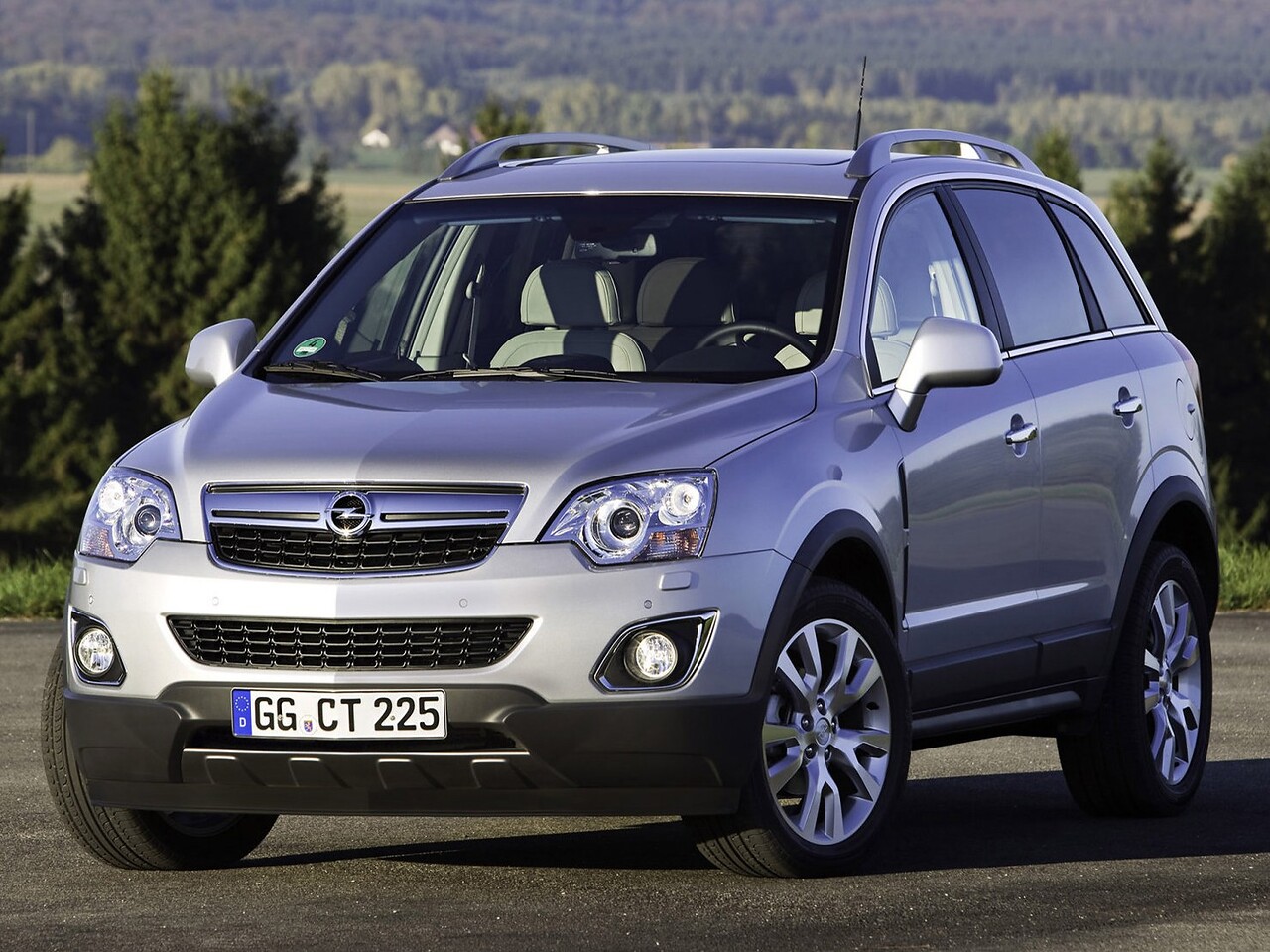 Opel Antara 2.2 CDTi AT Cosmo: вид спереди и сбоку